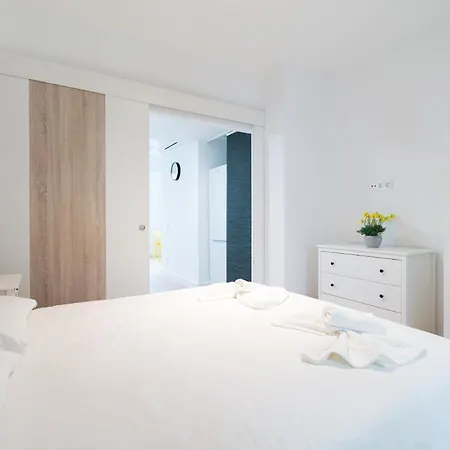 Loft - Side Sea Views - Aircon & Wifi Apartman