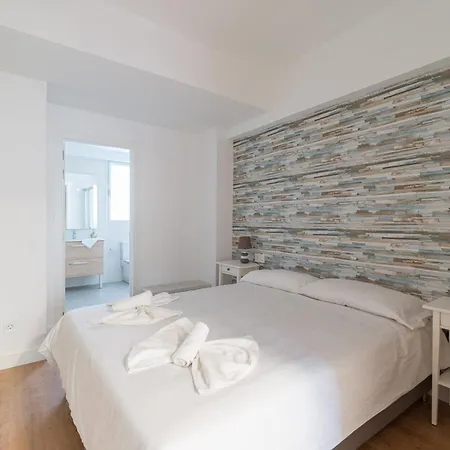 Loft - Side Sea Views - Aircon & Wifi Lägenhet